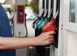 Spet bo slaba volja! Po občutni pocenitvi goriv se nam obeta preobrat A man is filling ap car at a petrol station