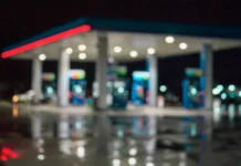 Hitro na bencinsko: to so nove cene goriv, veljajo od torka dalje blur image of gas station at night