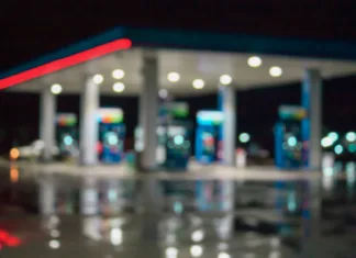 Hitro na bencinsko: to so nove cene goriv, veljajo od torka dalje blur image of gas station at night