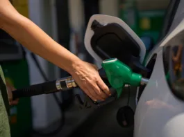 Spet podražitev na vidiku: toliko bi lahko že v torek plačali za bencin in dizel Close up of a woman's hand holding a gas pump, refueling her car at a gas station