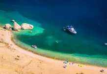 Razglasili najbolj skrite plaže v Evropi: prvo mesto osvojil hrvaški biser Drone image of Beritnica beach on Pag island showing unique rocky formations, clear turquoise sea, barren karst terrain and a dramatic Adriatic coastal landscape in bright sunlight