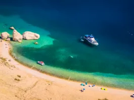 Razglasili najbolj skrite plaže v Evropi: prvo mesto osvojil hrvaški biser Drone image of Beritnica beach on Pag island showing unique rocky formations, clear turquoise sea, barren karst terrain and a dramatic Adriatic coastal landscape in bright sunlight