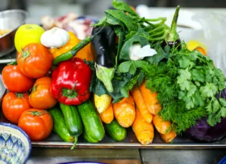 Avgust je zlati mesec za vrt: posadite teh 7 vrtnin in uživajte v sveži zelenjavi vso jesen Fresh vegetables on the table