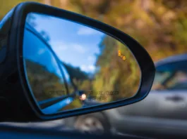 Preprost trik, ki lahko rešuje življenja: Večina voznikov napačno nastavlja vzvratna ogledala, ste med njimi tudi vi? Objects in mirror are closer than they appear on car with Blind Spot Assist Warning LED Sensor Light