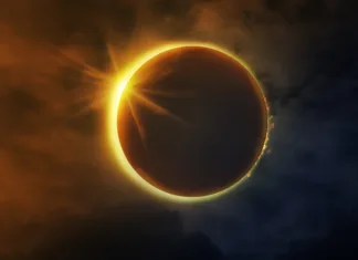 Ste gledali sončni mrk? To so znaki, da morate nujno poiskati zdravniško pomoč solar eclipse in the dark cloudy sky