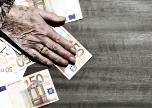 Upokojenci, pozor! Morda vam pripada še 238 evrov mesečno