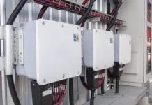 Slovenija dobila zeleno luč za 59 milijonov evrov vredno shemo za baterijske hranilnike White inverter of solar cell power generation system