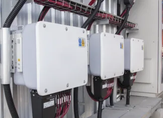 Slovenija dobila zeleno luč za 59 milijonov evrov vredno shemo za baterijske hranilnike White inverter of solar cell power generation system