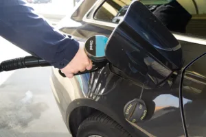 Bencin že več dni na zgodovinskem vrhu! Dizel v Avstriji bi lahko dosegel celo 3 evre za liter, v Nemčiji najvišja cena doslej