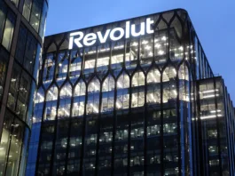 Goljufi niso vdrli v Revolut! Do podatkov strank so prišli veliko lažje … Canary Wharf, London, England, UK - February 9th, 2026: View of the exterior of the Revolut global headquarters building in Canary Wharf, London