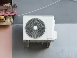 Kako vas klimatska naprava počasi zastruplja in prazni denarnico? To morate storiti pred kurilno sezono The outdoor unit of a domestic split air conditioning system installed on the wall of a building.