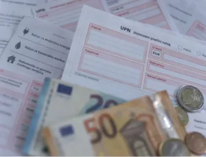Mečete plačane račune stran? Ta napaka vas lahko drago stane – preverite, kako dolgo jih morate hraniti